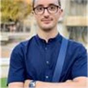 Docente di Matematica impartisce lezione per studenti di medie, superiori e università