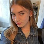 Étudiante en sciences de l’éducation- Bac ST2S mention bien- Brevet des collèges mention bien.