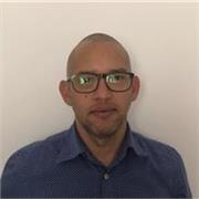 Soy cooperativista y estudie administración y ventas y en mi trayectoria he buscado siempre de tener una coherencia emocional 