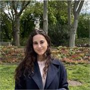 Estudiante universitaria flexible para clases de inglés en Barcelona. 