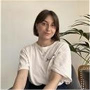 Soy Maurine, francesa, he estudiado idiomas y doy clases de francés desde hace más de 2 años, online o presenciales.