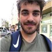 Soy psicólogo y periodista, nací en Argentina pero vivo en España. Sé hablar inglés y francés además de mi español nativo y creo que se me dará muy bien lo de las clases.