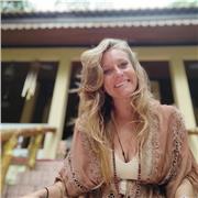 Yoga Lehrerin für individuellen Yoga Unterricht. Von Hatha Yoga zu Vinyasa Flow zu Meditation und Pranayama