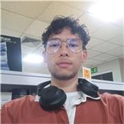 Profesor – Estudiante de Ingeniería Multimedia, con experiencia en modelado 3D y pasión por enseñar introducción a Blender