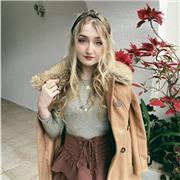 Professora de inglês e jornalista com ampla experiência na língua inglesa e certificados de Cambridge e TOEFL