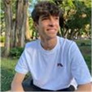 Me gustaría dar clases a niños que vayan a la escuela, he trabajado como entrenador de futbol con niños pequeños, de árbitro, y de monitor, por lo que me comunico muy bien con ellos, y eso me da ventaja en lo que hago y cómo enseñó.