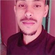 Un professeur qui étudie la langue arabe avec soin et qualité