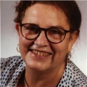 Erfahrene Pädagogin Rentnerin bietet Grundschülerinnen und Schülern Hilfe an