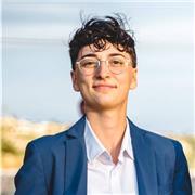 Studentessa universitaria impartisce lezioni di inglese per studenti di elementari, medie e liceo