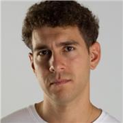 Me defino como una persona capaz de enseñar y transmitir mis conocimientos en materias como producción musical, DJ, edición de audio, uso de programas de edición musical y de vídeo, y también de inglés