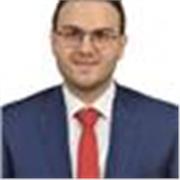 Chef pharmacien avec double master en pharmacie et management de santé donne cours de sciences médicales pour les étudiants