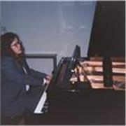 Estudiante de la Facultad de Música UNAM da clases de piano y composición