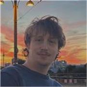 Ex studente di liceo linguistico offre lezione a studenti di scuola superiore