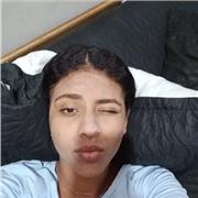 Niñera ayudando con las tareas escolares