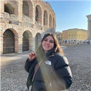 Diplomata presso il liceo scientifico, ora studio biotecnologie mediche presso l’università di Pavia