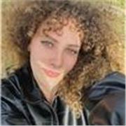 Soy una chica italiana de 23 años, apasionada por los idiomas y con un diploma en lenguas extranjeras.