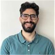 Tutor de español que enseña a niños de educación infantil y primaria