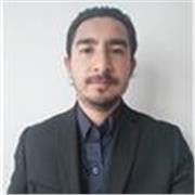 Profesor de Computación e Informática imparte clases a personas de todas las edades
