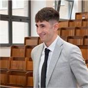 Laureato in scienze politiche impartisce lezioni di diritto