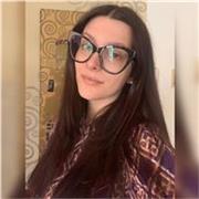 Laureanda in lingue e letterature straniere moderne impartisce lezioni di lingua e letteratura inglese a bambini e ragazzi