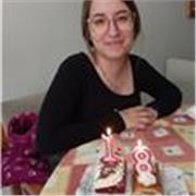 Profesora paciente, clases centradas para estudiantes de primaria.