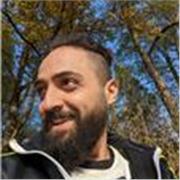 Arabisch-Tutor, der Menschen aller Altersgruppen mit Spaß und Freude unterrichtet