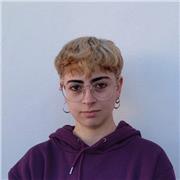 Profesor de dibujo imparte clase a niños de primaria o secundaria