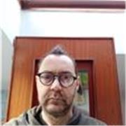 Docente di Arte impartisce lezioni per ragazzi e ragazze di liceo