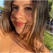 Soy una profesora joven que imparte clases de inglés de una manera más divertida y fácil de aprender a largo plazo. 