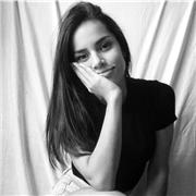 Me adapto a cada alumno, a su forma de aprender ya que soy una persona empática. Y me dirijo a niños