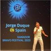 Especializado en técnicas vocales puestas en escena interpretación con una formación disciplinada con diferentes tipos de niveles