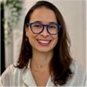 Soy brasileña, vivo en España y me defino como periodista e historiadora con experiencia en docencia. Voy a dar clases de portugué