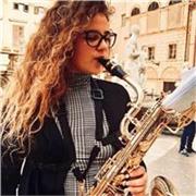 Docente di musica impartisce lezioni di sassofono e basi per la lettura musicale