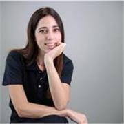 Profesora que imparte clases a niños desde Primaria hasta 2º de la ESO