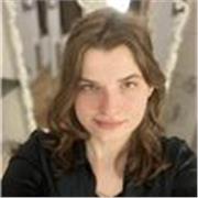 charmante Französisch Lehrerin die gerne mit Kindern Zeit verbringt