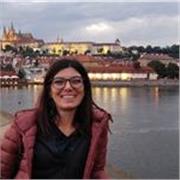 Ricercatrice universitaria aiuta nei compiti studenti da elementari a superiori