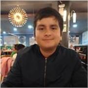 Profesor da clases de economía a jovenes universitarios