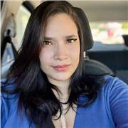 Professora de português que ensina crianças