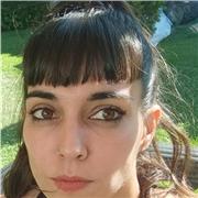 Soy graduada en estudios ingleses y tengo experiencia como profesora de inglés para niños y adolescentes. Sé lo que es aprender un idioma que no es el tuyo, y sobre todo que en el colegio no te den las herramientas que necesitas