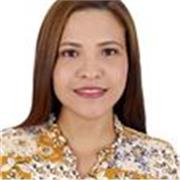 Profesora de matemáticas imparte clases a niños y adolescentes de todas las edades