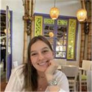Me defino como una persona paciente que le encanta enseñar a los demás, soy colombiana y con un nivel alto de inglés. 