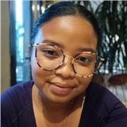 Maîtresse pour primaire donne un cours d'aide aux devoirs pour les enfants de la classe PS au CM1.