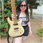 Profesora de música imparte clases de lenguaje musical, armonía y guitarra