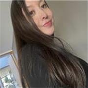 Profesora de español imparte clases a personas jovenes y adultos