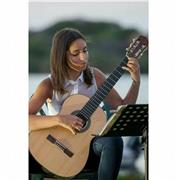 Insegnante laureata al Conservatorio di musica “L. Canepa” di Sassari impartisce lezioni private di chitarra classica