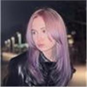 Deutsch Tutorin, die Schüler:innen aller Altersgruppen unterrichtet (auch als Fremdsprache)