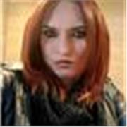 Profesora de ciencias sociales, con más de 20 años de experiencia, dirigiendo a estudiantes de primaria, básica y media