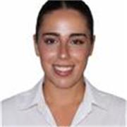 Estudiante universitaria con conocimientos en las materias principales