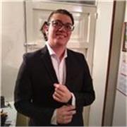 Soy estudiante de licenciatura de filosofía, voy a mitad de carrera y creo poder ayudar con dudas sobre conceptos iniciales o dando una introducción a lo que comprendo por filosofía