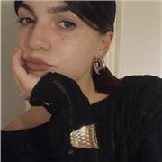 Giovane studentessa lavoratrice impartisce lezioni di inglese per elementari, medie e superiori